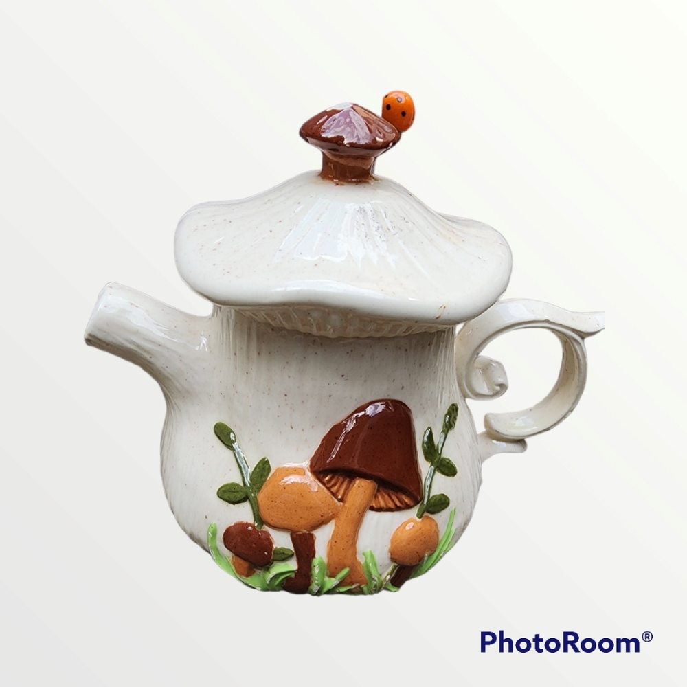 Arnel's Merry Mushroom Teapot White